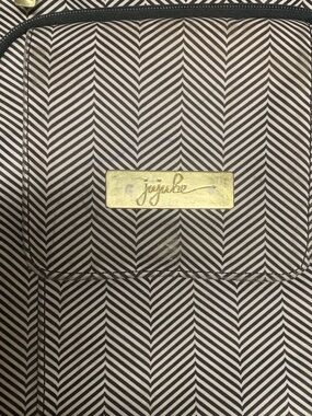 Ju-Ju-Be Black and White Chevron Baby Bag